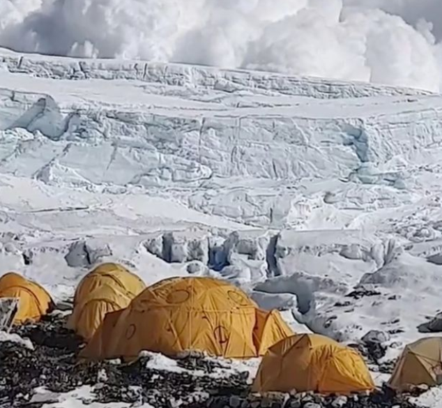 A Mount Everest avalanche in Camp 2 (viralpress)