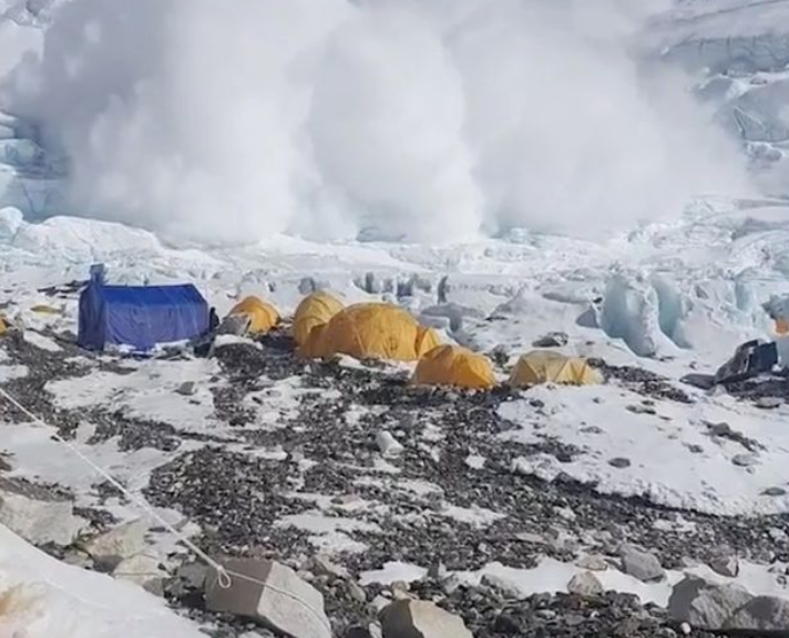 A Mount Everest avalanche in Camp 2 (viralpress)